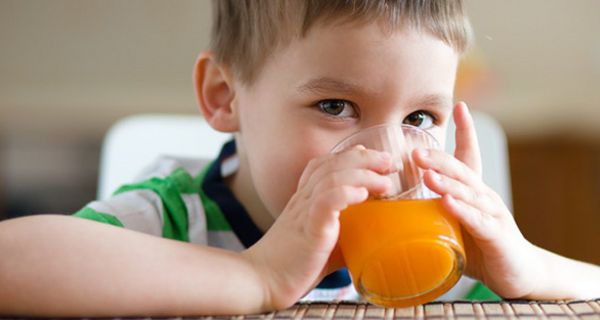 Getränke für Kinder enthalten oft viel zu viel Zucker.