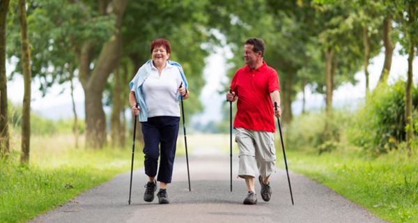Menschen mit chronisch-obstruktiver Lungenerkrankung (COPD) können den Krankheitsverlauf durch regelmäßige Bewegung und Sport günstig beeinflussen. 