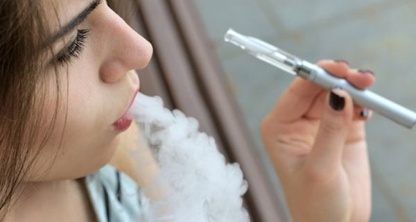 E-Zigaretten mit süßen Aromen sind bei Teenagern besonders beliebt.