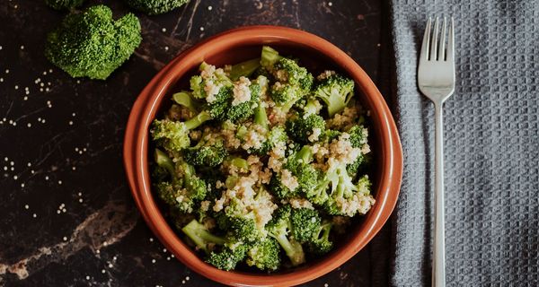 Teller mit Brokkoli und Quinoa.