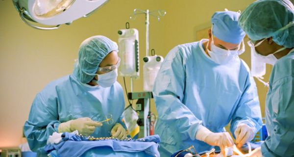 Chirurgen und Krankenschwestern bei einer Operation