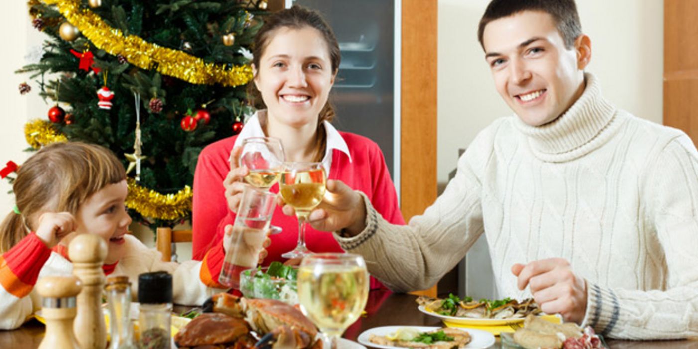 Familie beim Weihnachtsfestmahl