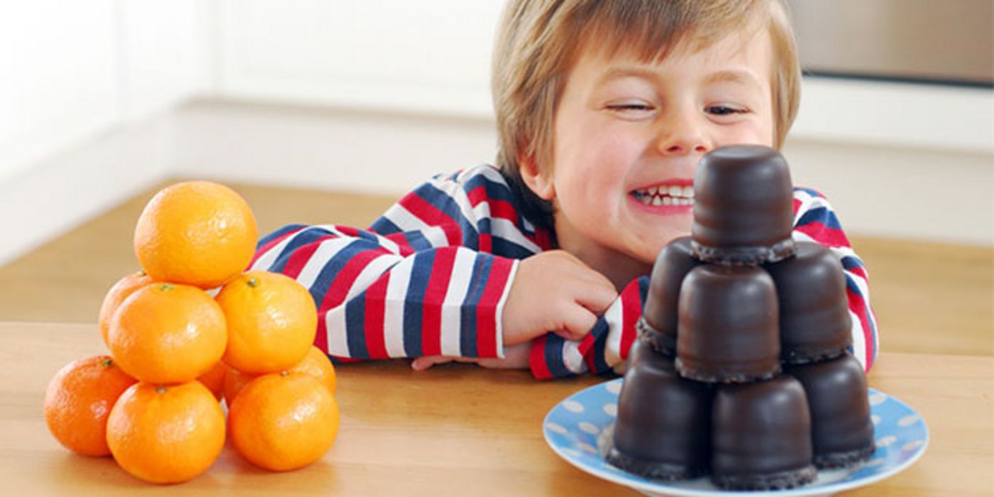 Damit Kinder nicht zu viele Süßigkeiten naschen, müssen Eltern Regeln zum Umgang damit aufstellen.