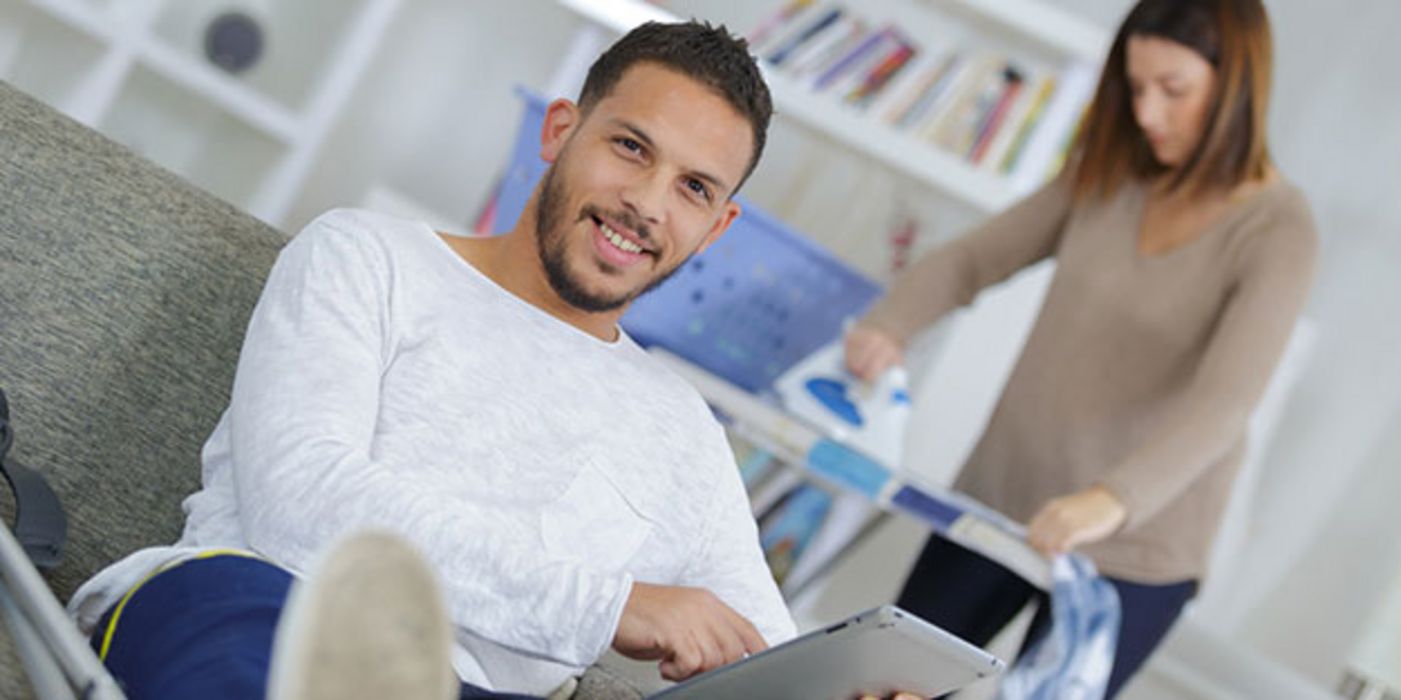 Männer faulenzen oft, wenn ihre Frauen im Haushalt arbeiten.