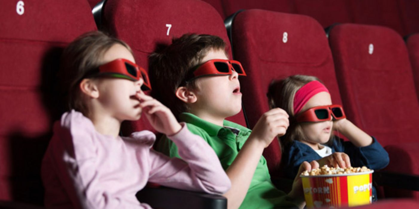 Kinder mit 3D-Brillen im Kino