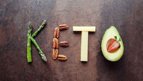 Das Wort KETO, bestehend aus Spargel, Mandeln, Käse und Avocado.