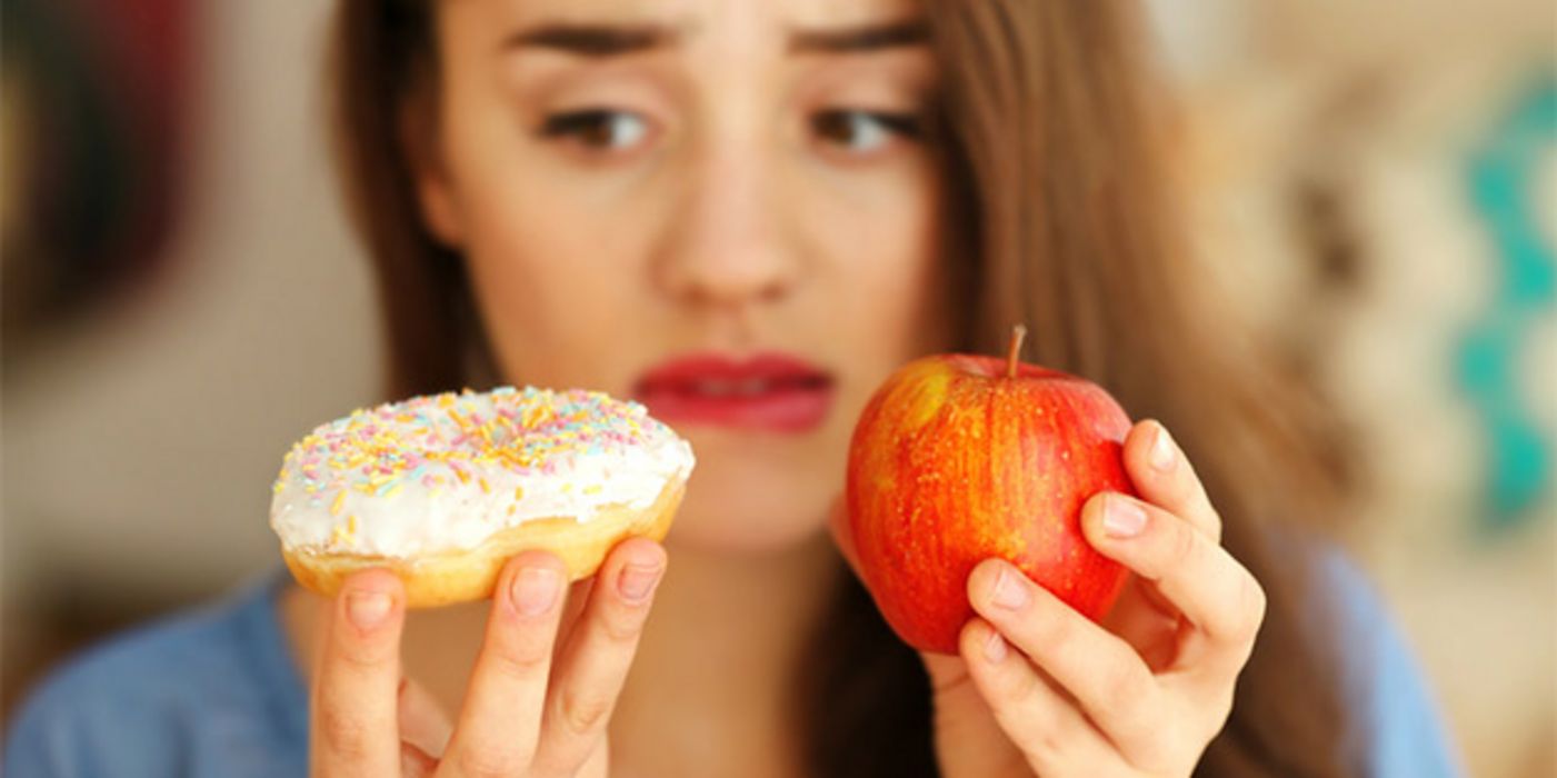 Süß oder lieber gesund? Wir wir uns entscheiden, kann man oft schon an den Händen ablesen.