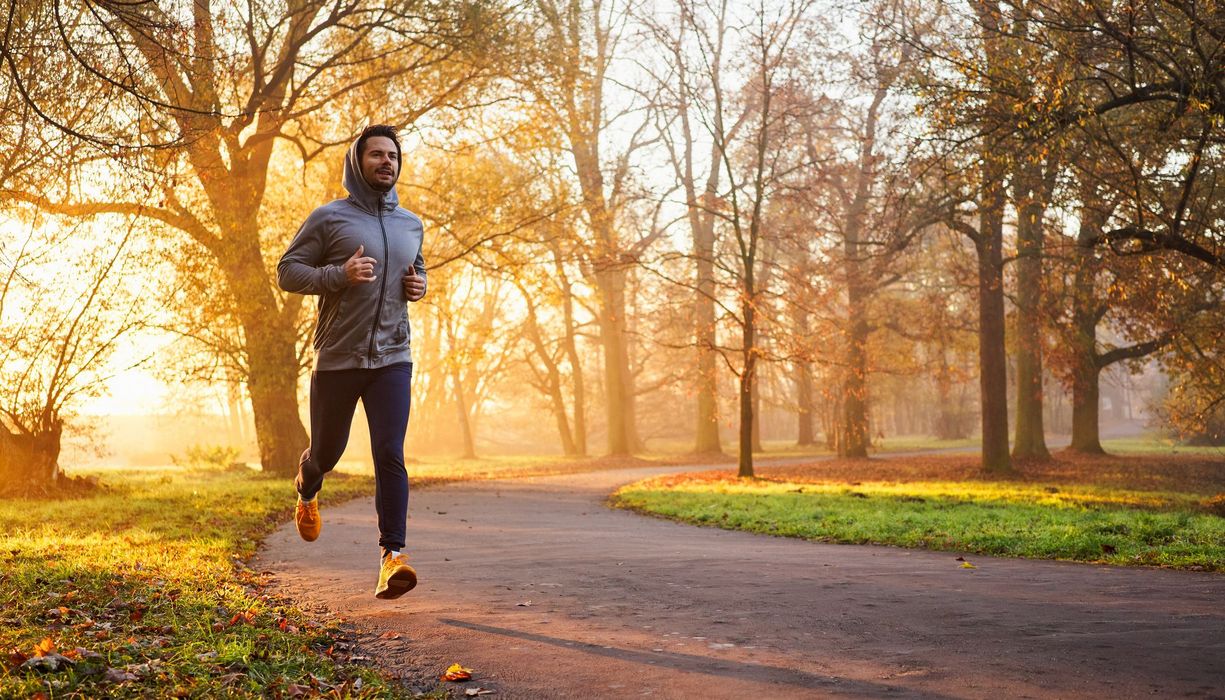 Mann, joggt im Park.