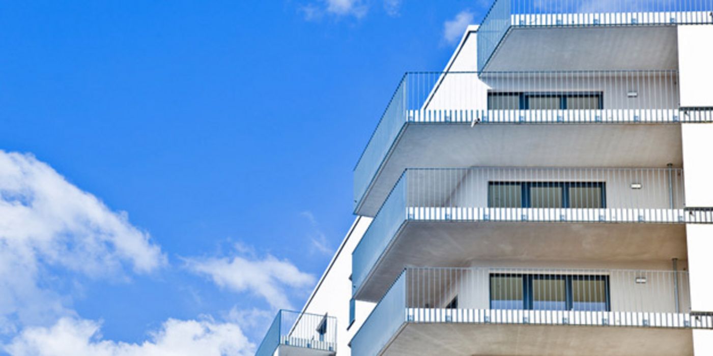 Mehrstöckiges Haus vor blauem Himmel.