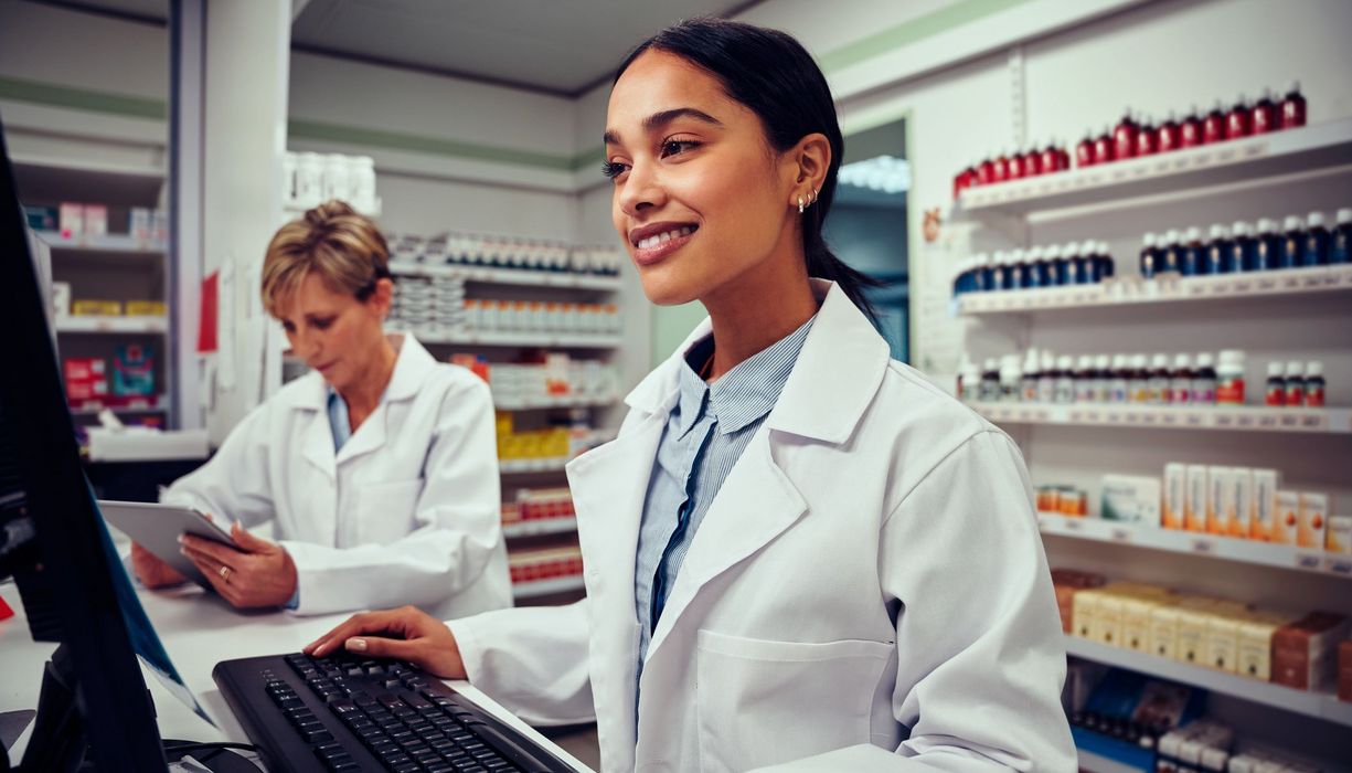 Zwei Apotheker vor dem Computer.