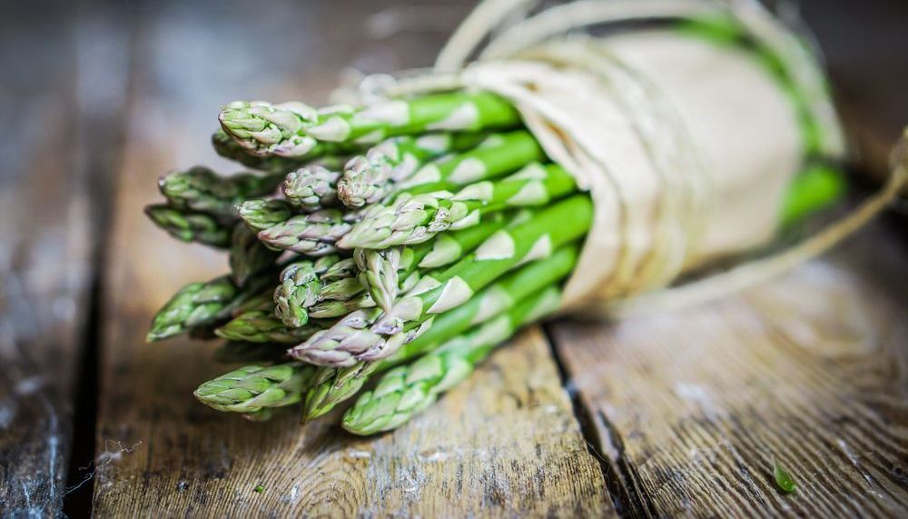 Grüner Spargelsalat mit Forellentartar | aponet.de