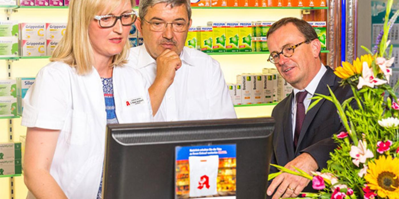 Apothekerin Susann Rösel-Jacobasch, der CDU Landesvorsitzende Lorenz Caffier (Bildmitte) und der Präsident der Apothekerkammer Dr. Dr. Georg Engel beim Besuch in der Apotheke in Friedland.