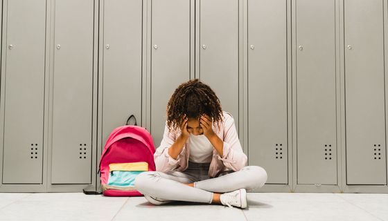 Mädchen, hat Stress in der Schule.