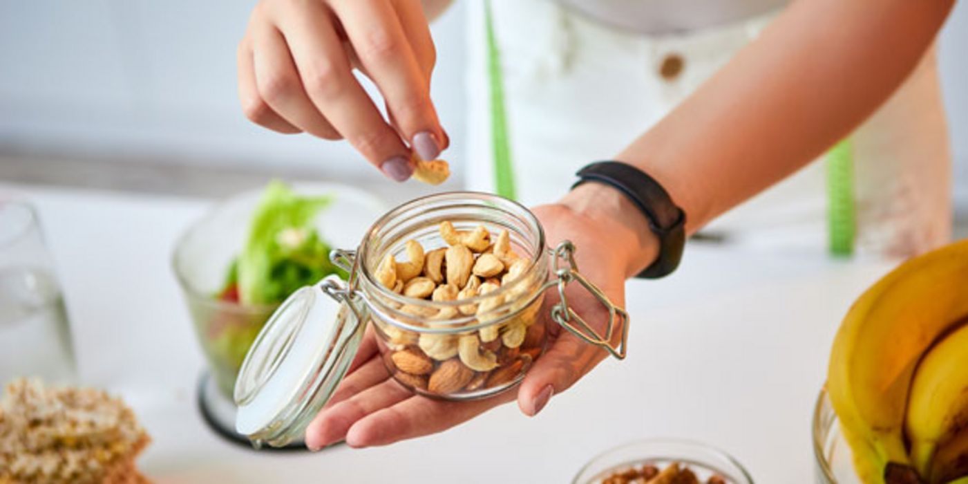 Eine Expertin gibt Tipps für gesunde Snacks.