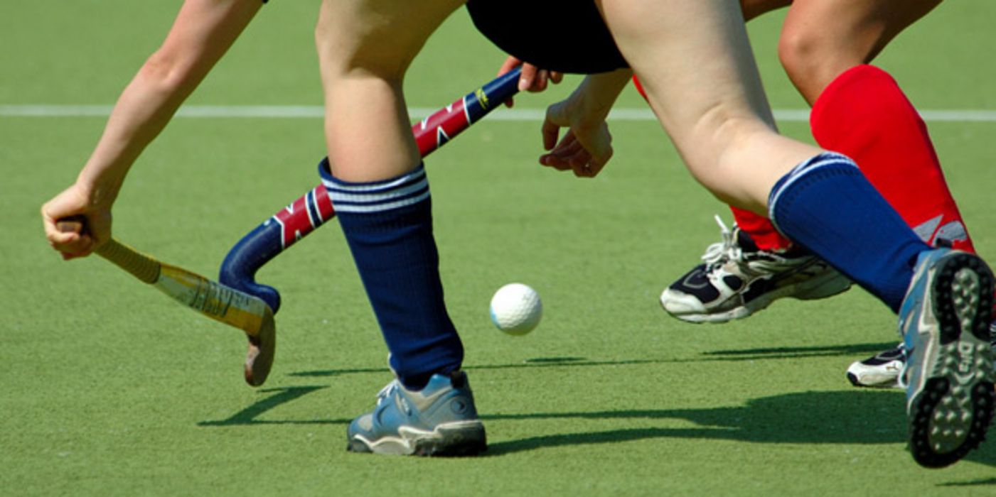 Zwei Frauen beim Feldhockey