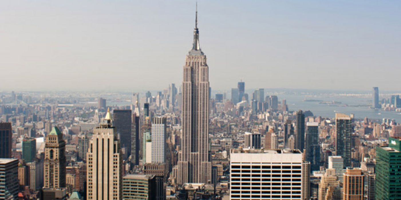 Skyline von Manhatten mit blauem Himmel