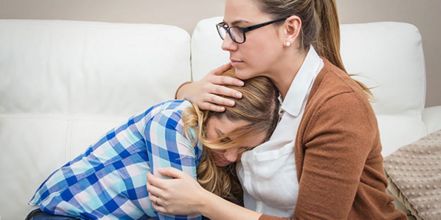 Experten beraten junge Familien zum Thema Epilepsie.