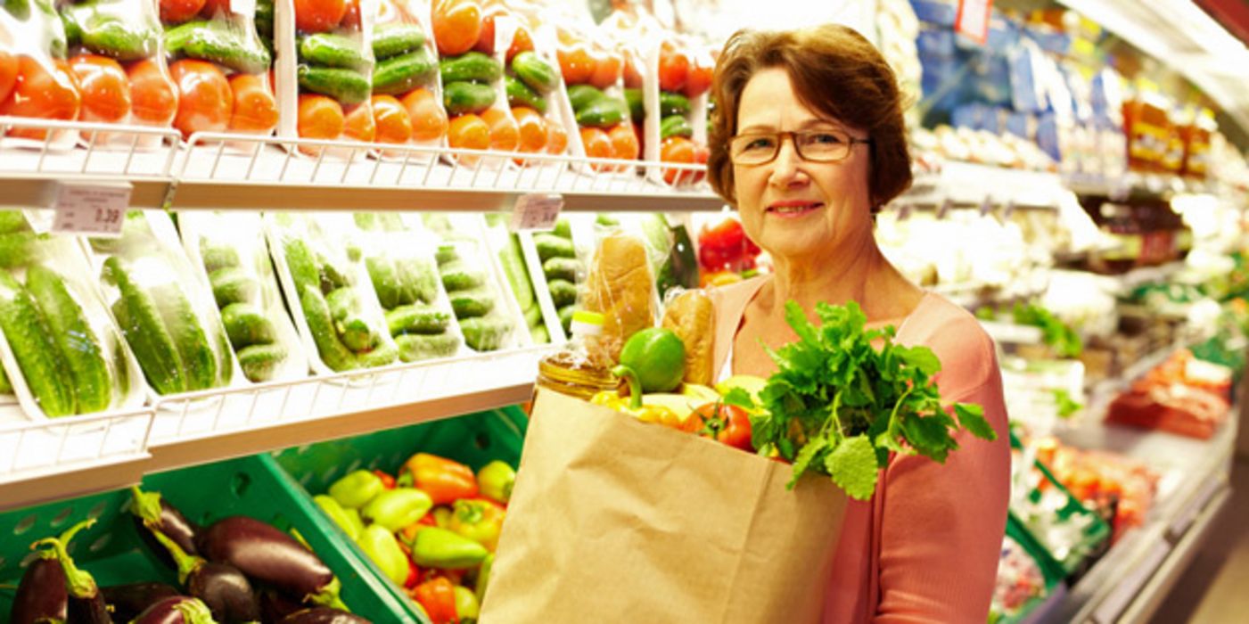 Eine gesunde Ernährung mit viel Obst und Gemüse trägt dazu bei, die Blutfettwerte zu senken.