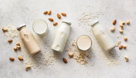 Flaschen mit veganen Milchalternativen