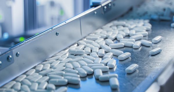 Tabletten auf einem Förderband.