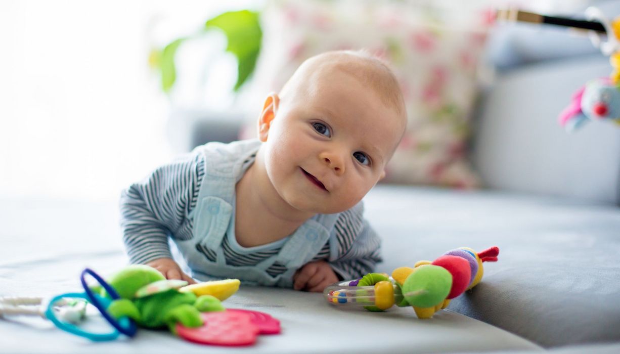 Das Gehör von Kindern ist besonders empfindlich. Experten raten daher, vor dem Kauf zu prüfen, wie laut ein Spielzeug werden kann. 