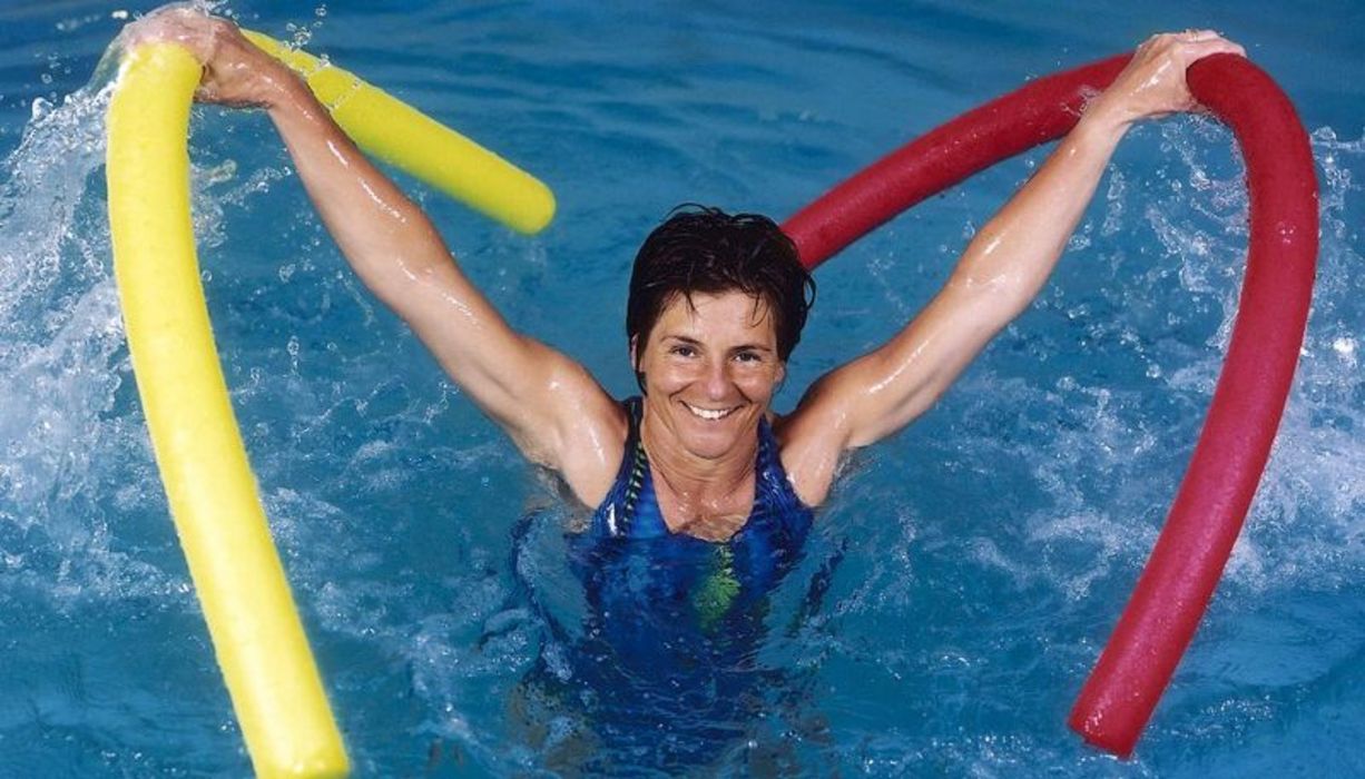 Frau im Schwimmbecken