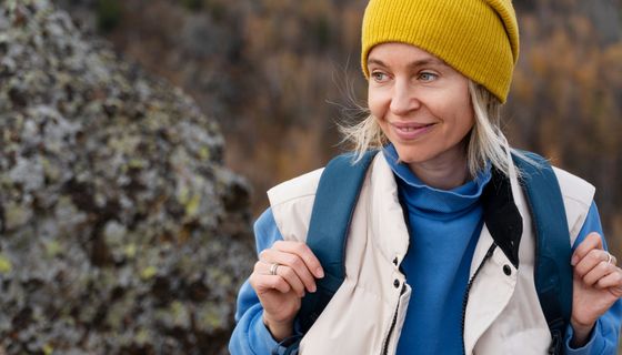 Frau in Outdoorkleidung wandert.