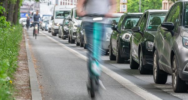 Junger Mann mit einem E-Scooter in der Stadt.