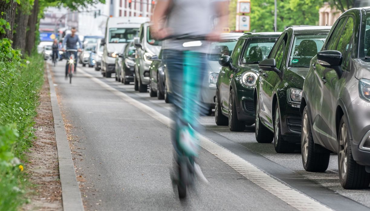 Junger Mann mit einem E-Scooter in der Stadt.