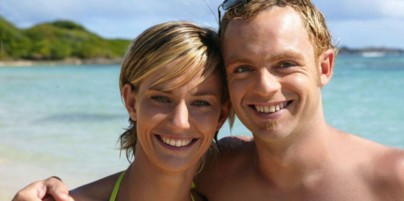 Pärchen mit strahlendem Lächeln am Strand