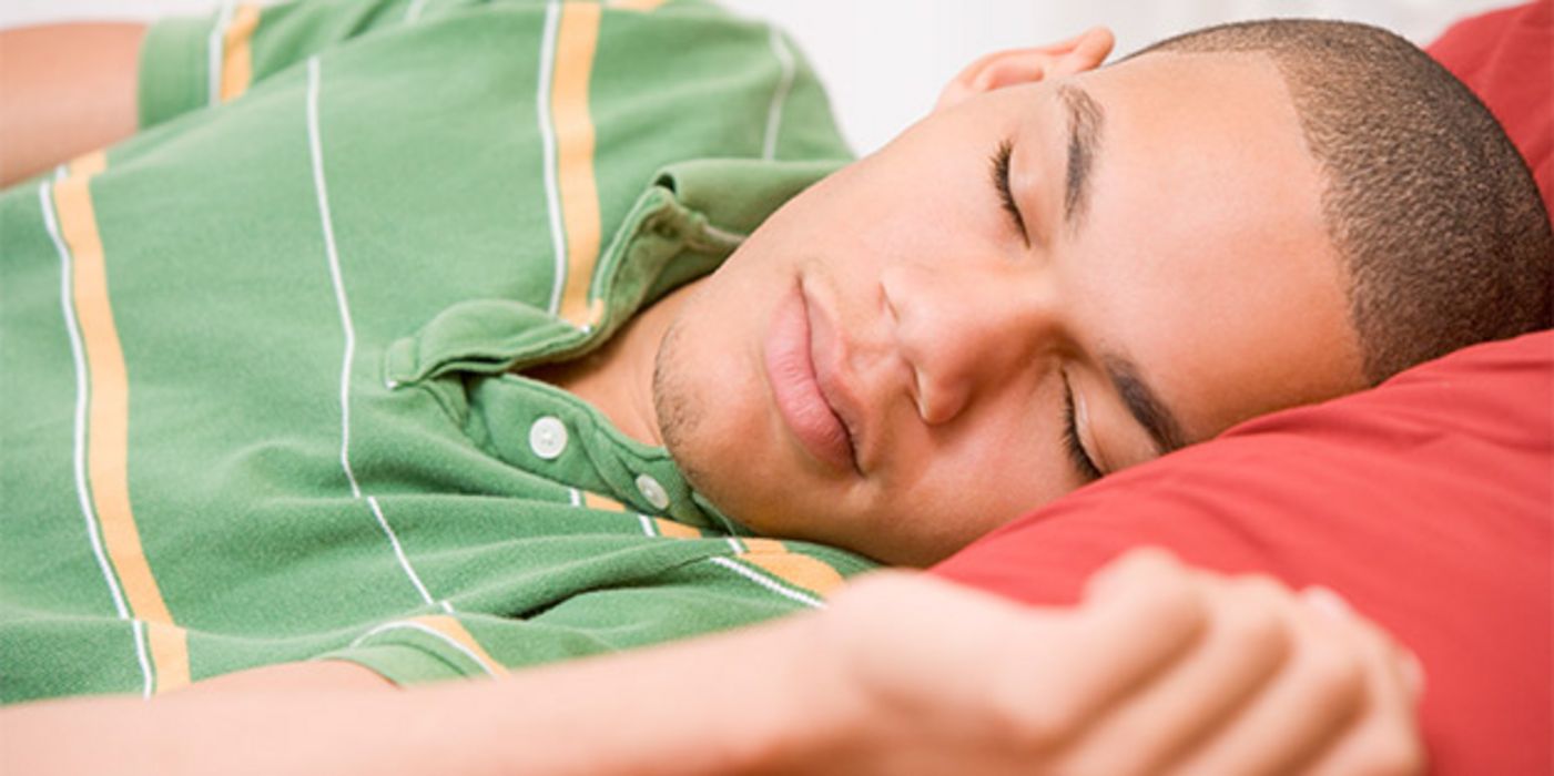 Teenager, die früh ins Bett gehen, haben im Schnitt bessere Noten.