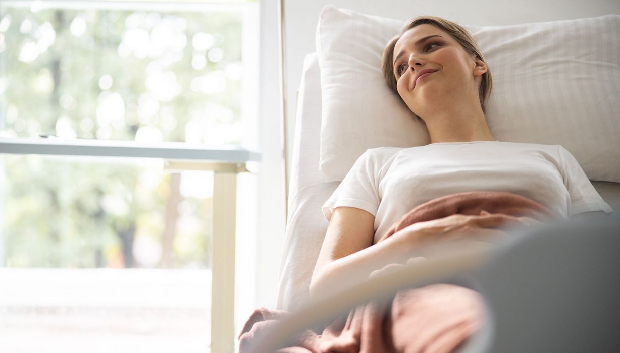 Junge Frau liegt im Krankenhausbett