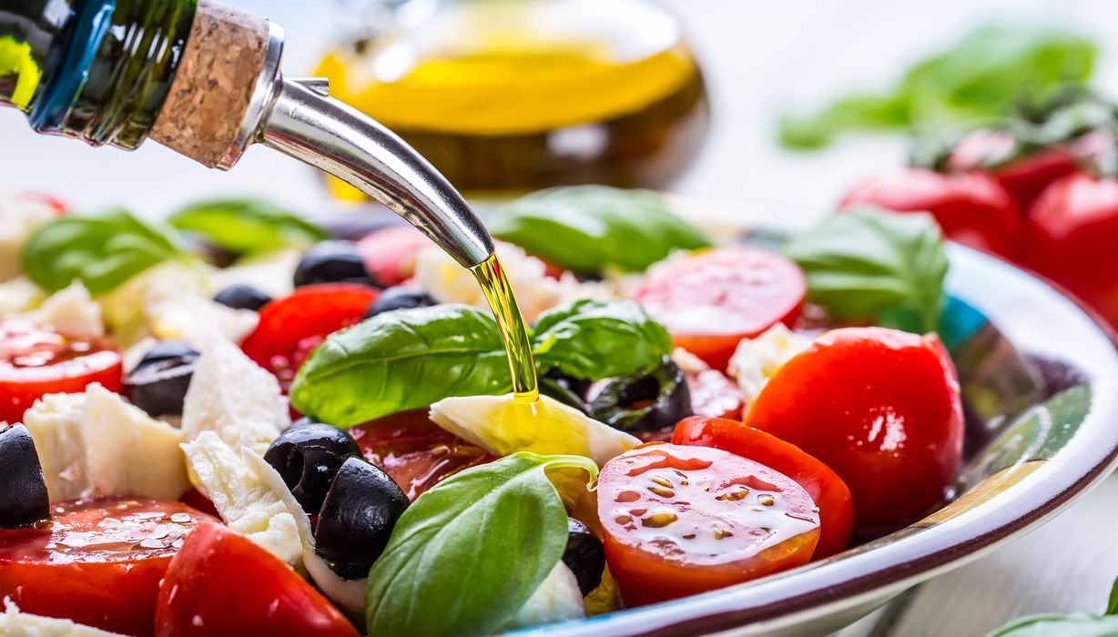 Salat, der mit Olivenöl zubereitet wird.