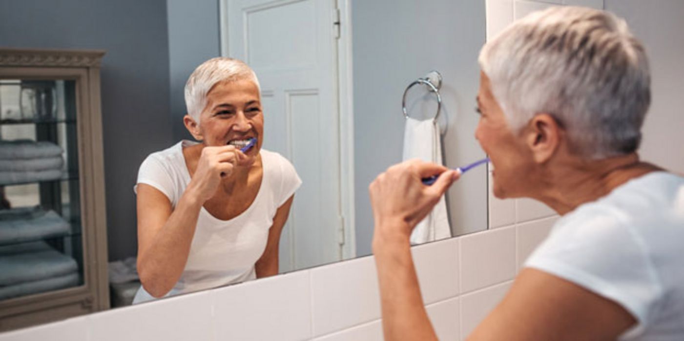 Regelmäßiges Zähneputzen beugt nicht nur Karies vor, auch Zahnfleischentzündungen entstehen seltener bei guter Mundhygiene.