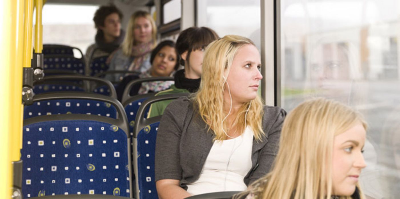 Reisende sitzen im Bus