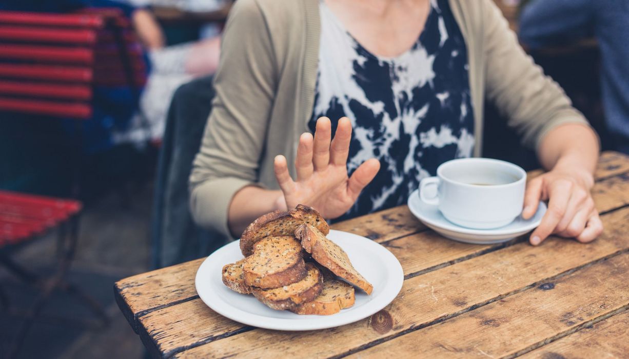 Frau, lehnt Brot ab.