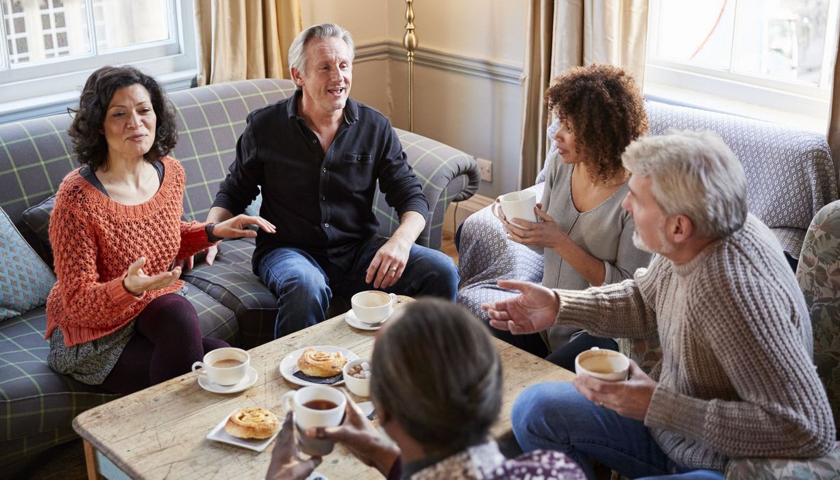 Gruppe von Menschen beim Kaffeetrinken