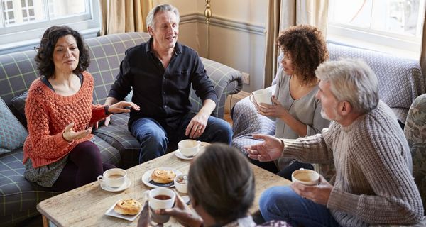 Gruppe von Menschen beim Kaffeetrinken