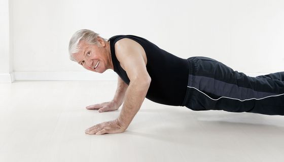 Älterer Mann macht Liegestütz.