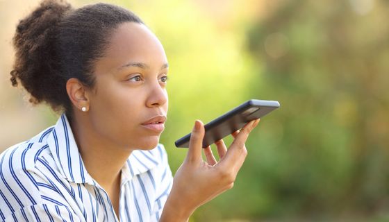 Frau hält ein Smartphone vor sich in der Hand