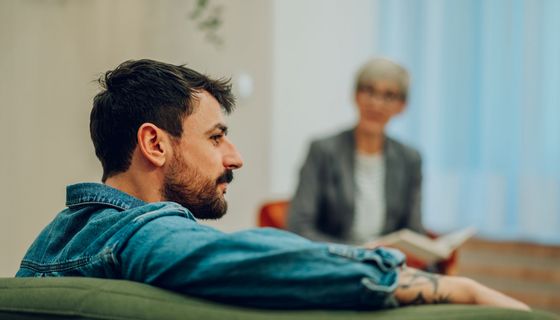 Junger Mann bei der Psychotherapie.