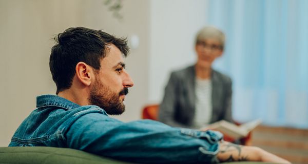 Junger Mann bei der Psychotherapie.