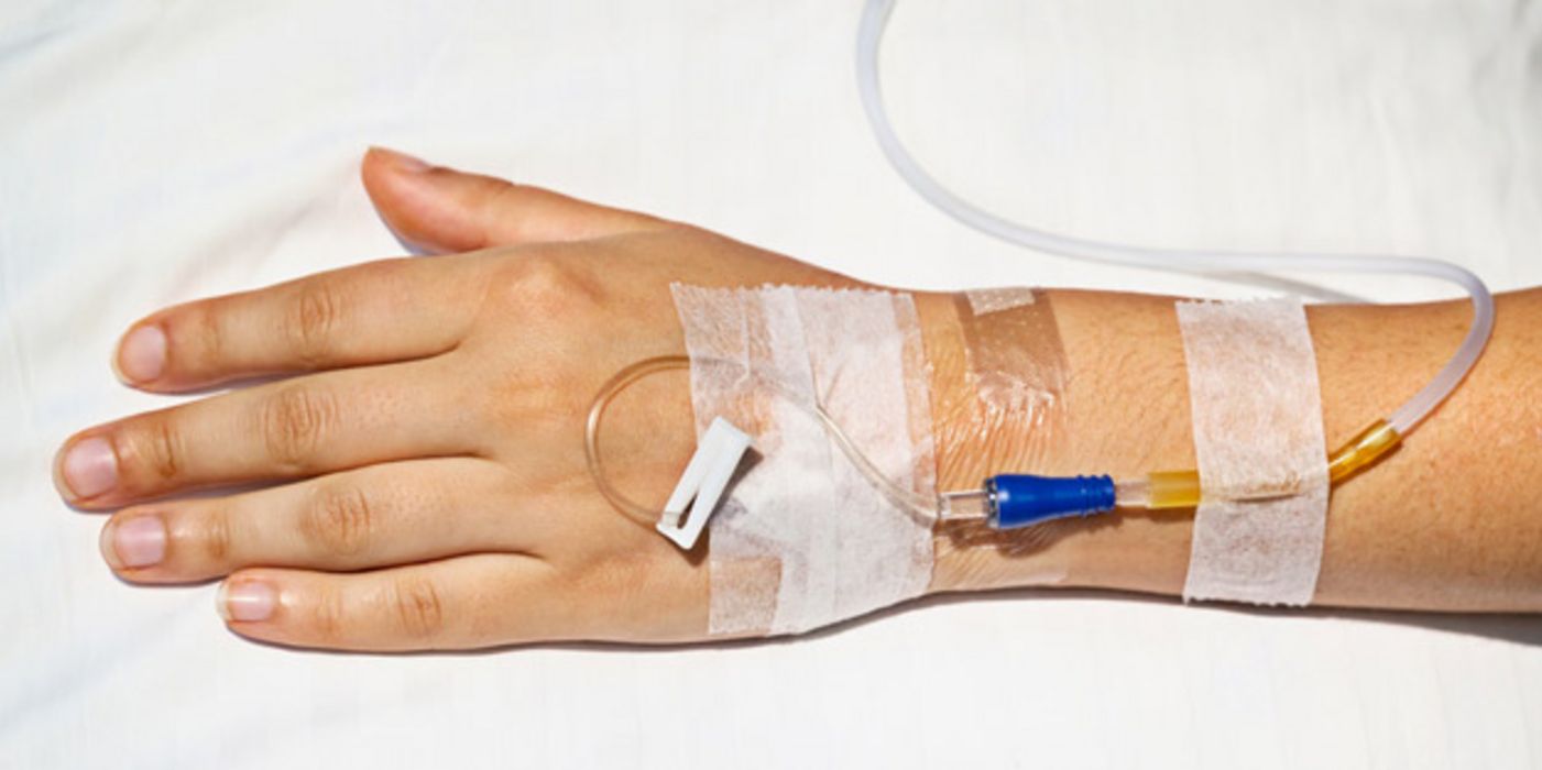 Hand mit Infusionsbesteck