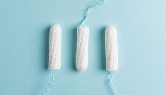 Tampons auf einem hellblauen Untergrund.