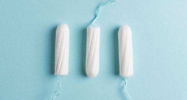 Tampons auf einem hellblauen Untergrund.