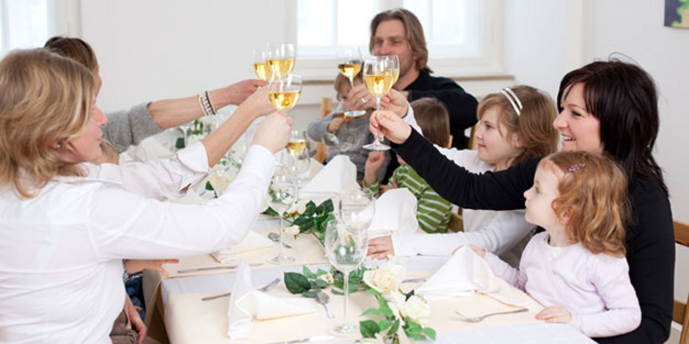 Forscher haben untersucht, welche Folgen das Nippen an Alkohol auf Kinder auswirkt.