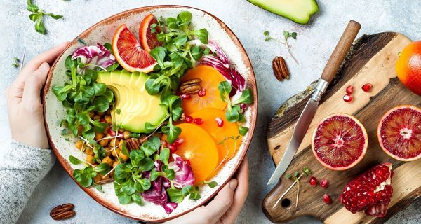 Salat mit Avocado und Orangen.