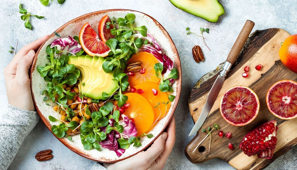 Salat mit Avocado und Orangen.