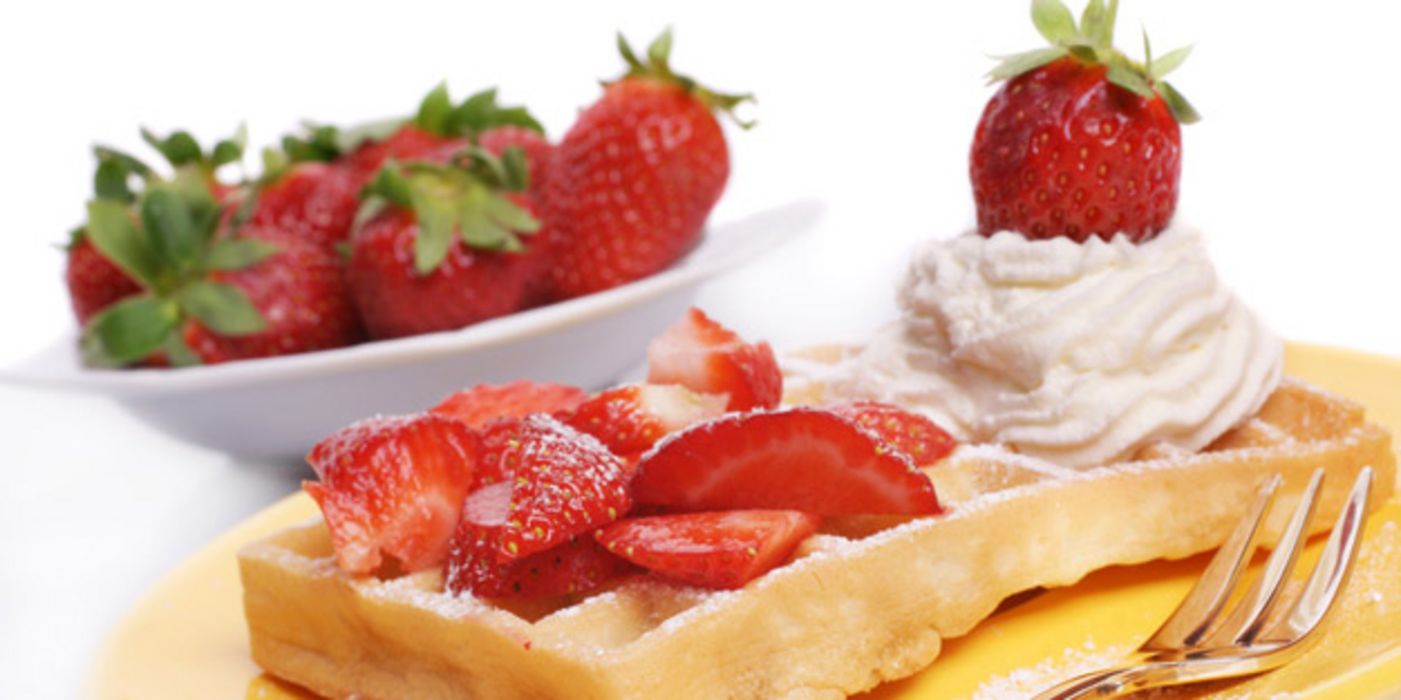 Waffel mit Erdbeeren und Sahne