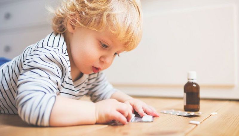 Bekommen kleine Kinder ungehindert Zugang zu Medikamenten und verschlucken sie diese, kann das gefährlich werden.